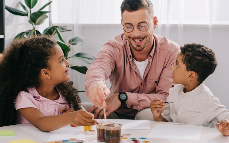 Mãos segurando peças de quebra-cabeça, símbolo do autismo