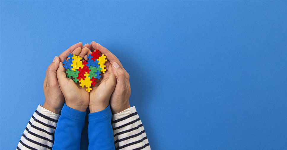 Mãe e filho brincando com blocos
